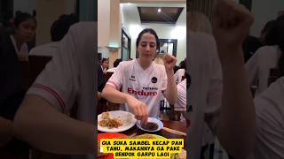 Gia makan tahu, cocol ke sambal kecap