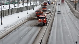 Как чистят дороги в Москве и Питере