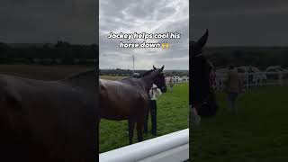 Jockey helps his horse cool down 🙌 📸 Hoof and Hustle Racing #horse #horseracing