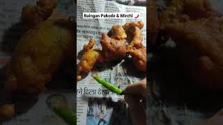 बजार (Market) के गर्मा- गर्म Baingan Pakode with हरी मिर्ची 🌶️🔥 #shorts #pakora #pakoda #food #short