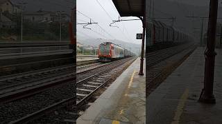 E652 022 MIR per il merci in transito a Vaiano sotto la pioggia✌️🌧️ #train #merci #E652