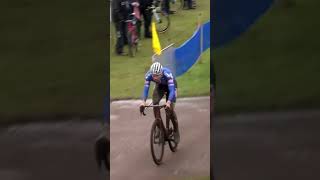 El Pinchazo de VAN AERT que aprovechó VAN DER POEL