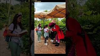 Le #capitaine #crochet est débordé par les #autograph à #disneylandparis ! #humour #humor #hook