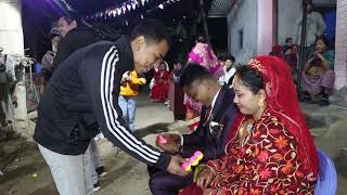 बिहेमा साथीहरुले एस्तो एस्तो गिफ्ट दिएपछि... Gift For New Couple | Mahesh Weds  Anupa