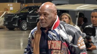 The GOAT Arrives! Mike Tyson’s Enters the Building Before Jake Paul Fight! 🥊⚡