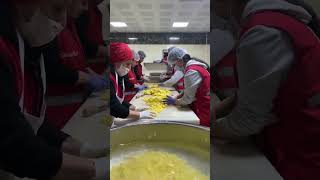 Gönüllü aşçılarımız deprem bölgesindeki birçok noktada hummalı bir çalışma gerçekleştiriyor.