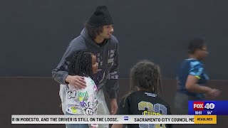 Kings in the community: Devin Carter, Domantas Sabonis volunteer ahead of Thanksgiving