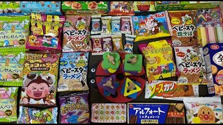 バイキンマンのお菓子屋さん　アンパンマンがお菓子を選ぶよ　カラフルな積み木のおもちゃも登場