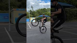 Standing on the seat😮‍💨 #wheelie #shortvideos #viral #bikelife