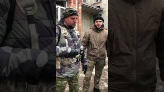 Чеченские бойцы эвакуируют жителей Рубежного.Chechens evacuate residents of Rubizhny settlement