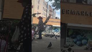 Senora en NYC que alimenta a las Palomas de las calles