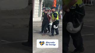 🚨 Vänsterextremist blir bortförd av polisen under Alternativ för Sveriges torgmöte.