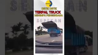 Detik detik terpal truk menimpa pengendara motor #shorts #beritaterkini