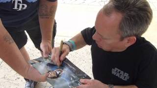 Warwick Davis signing autographs (Star Wars, Willow, Leprechaun & More) - TopSignatures.com