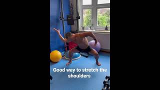 Good way to stretch the shoulders ! ￼