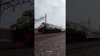 Lok Vintage CC2018334 Menghela ka Airlangga #keretaapi #lokvintage #lokpintek #cc201vintage