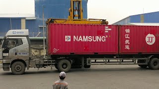 Xe nâng vỏ container ở cảng, kho bãi | Hải Phòng Logistics.