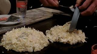 Okonomiyaki served on the table #okonomiyaki #japanesefood #japantravel  #japaneseculture