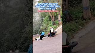 Semangat Relawan Pemandu Membantu Pemotor di tanjakan sikut arah #bromo via #nongkojajar