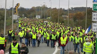 GILETS JAUNES ACTE XVI: UN GILET JAUNE EN FAUTEIL ROULANT GAZÉ  PAR UN CRS