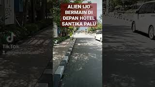 Alien Ijo bermain di depan Hotel Santika Palu #alien #hotelsantika #palu