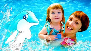 🌊 Bianca elige juguetes para la piscina | Juegos acuáticos para niños