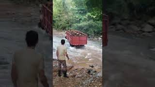 Truck driving inside a river😲😳😯 #shorts #puravida #costarica