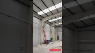 Instalación eléctrica en nave con bandeja suspendida del techo. 🏭👨🏻‍🔧👌🏻