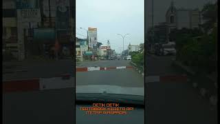 Detik detik tertabrak kereta Api di perlintasan tuvarev karawang