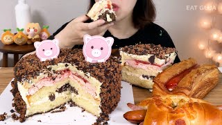 초콜릿 코팅된 돼지바 케이크🐷 소시지빵 딸기파이 Chocolate Cake MUKBANG