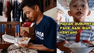 makan bubur ayam pake nasi