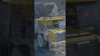 Pa Carregadeira de rodas Komatsu WA800 e caminhão HD605 em uma instalação de produção de cimento