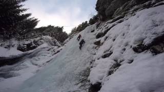 Cosmin si Claudiu in actiune pe cascada de gheata din Rachitele