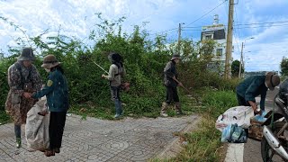 61-Year-Old Half-Paralyzed Woman Still Collects Trash Even in the Rain - A Tearful Story