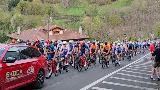 Itzulia 2024 subiendo el puerto de Leintz-Gatzaga tras la grave caída multitudinaria en la etapa 4