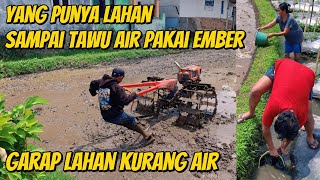 SUSAH AIR SAMPAI DI TAWU PAKAI EMBER SAMA YANG PUNYA SAWAH‼️Traktor Sawah Joki cilik idik garu lahan