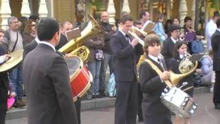 Desfile en Disneyland París. Unión Musical Sta. Mª del Puig.