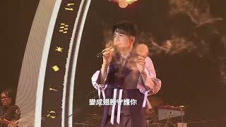 《童話》這一首歌發行迄今已經19年了，在台上唱著這一首歌，看著台下的你們，心想：你們是幾歲時聽這一首歌的呢？感謝因為心中有一個相信的童話，在孤獨徬徨時，我們才能一直堅持勇敢前進。