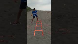 Latihan di pantai dengan Agility holders, kekuatan kaki semakin meningkat #sepakbola #latihan #reels