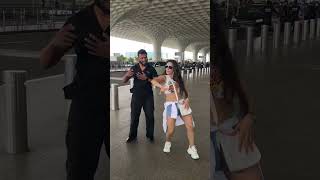 Ameesha Patel dances her heart out at the airport with a paparazzi😍♥️  #ameeshapatel #bollywood