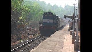 Ernakulam LTT Duronto with KYN WDM-3D @ Thivim