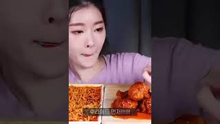 fume short mukbang,eating noodles + chicken