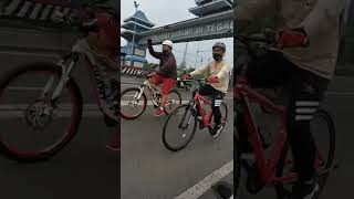 Gowes dikawal POLISI di Tegal