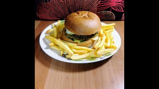 Hamburger di Angus con zucchine grigliate e salsa mediterranea senza glutine.