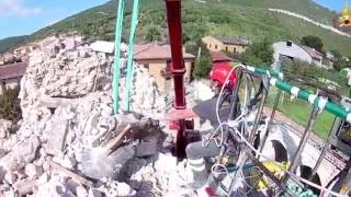 Vigili del fuoco sul campanile a San Pellegrino di Norcia