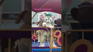 Gelatoni give a heart to… #disney #duffyandfriends #shorts