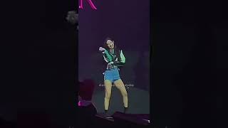 Jennie dancing to "money"