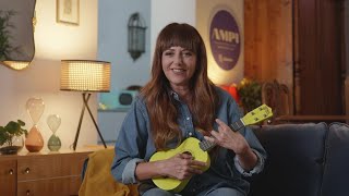 Yolanda Ramos aprende a tocar el ukelele como un granjero americano gracias a AMPI y GoStudent