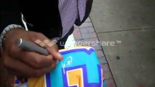 NBA Player Chris Paul signing autographs for fans - TopSignatures.com