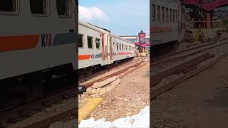 masuk jalur 3 lokal Bandung Raya st Cicalengka #keretaapi #daop2 #train